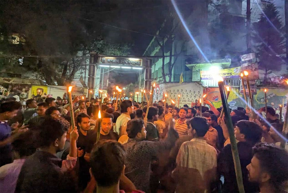 তিস্তা মহাপরিকল্পনা বাস্তবায়নের দাবিতে জবিতে মশাল মিছিল