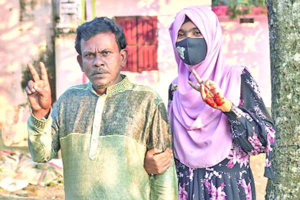 নাটোরে বাবা-মেয়ের এইচএসসি পাস