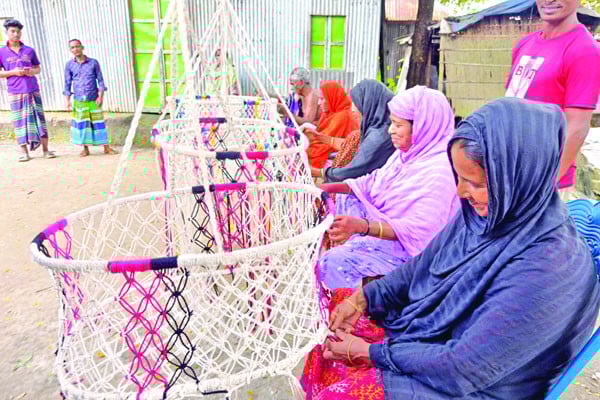 দোলনায় দূর হলো দারিদ্র্য