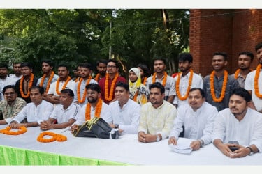 চাকসুতে বিজয়ীদের সংবর্ধনা দিলেন ছাত্রদলের সাধারণ সম্পাদক
