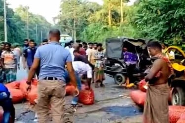 টাঙ্গাইলে পিকআপ ভ্যান-মাহিন্দ্র সংঘর্ষে নিহত ২