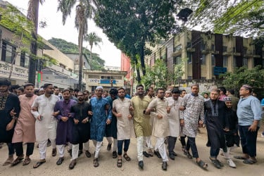 গাজীপুরে মাদরাসা ছাত্রীকে ধর্ষণের প্রতিবাদে জবিতে বিক্ষোভ মিছিল