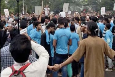 সংসদ ভবন এলাকায় ‘নোয়াখালী বিভাগ চাই’ স্লোগান