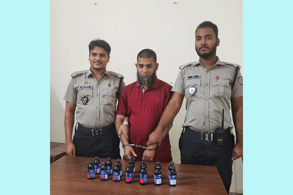 নোয়াখালীতে ক্রেতা সেজে ফেনসিডিল কারবারি গ্রেফতার