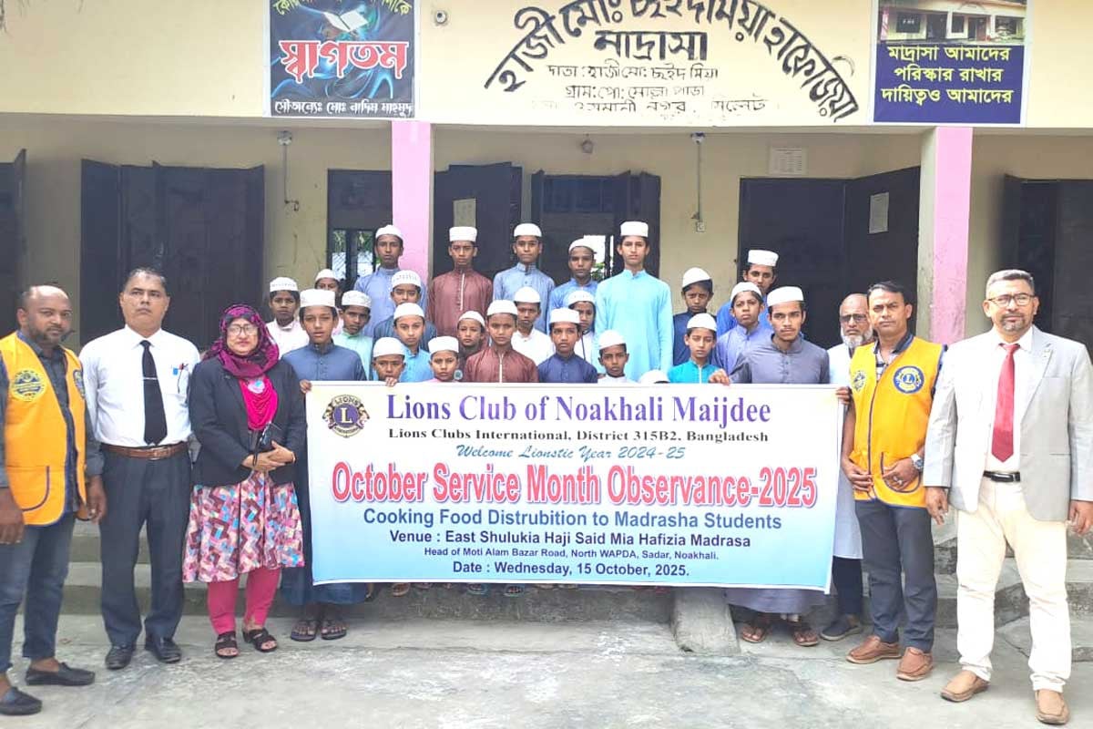 নোয়াখালীতে এতিম শিশুদের মাঝে খাবার বিতরণ ও নারীদের সেলাই মেশিন প্রদান