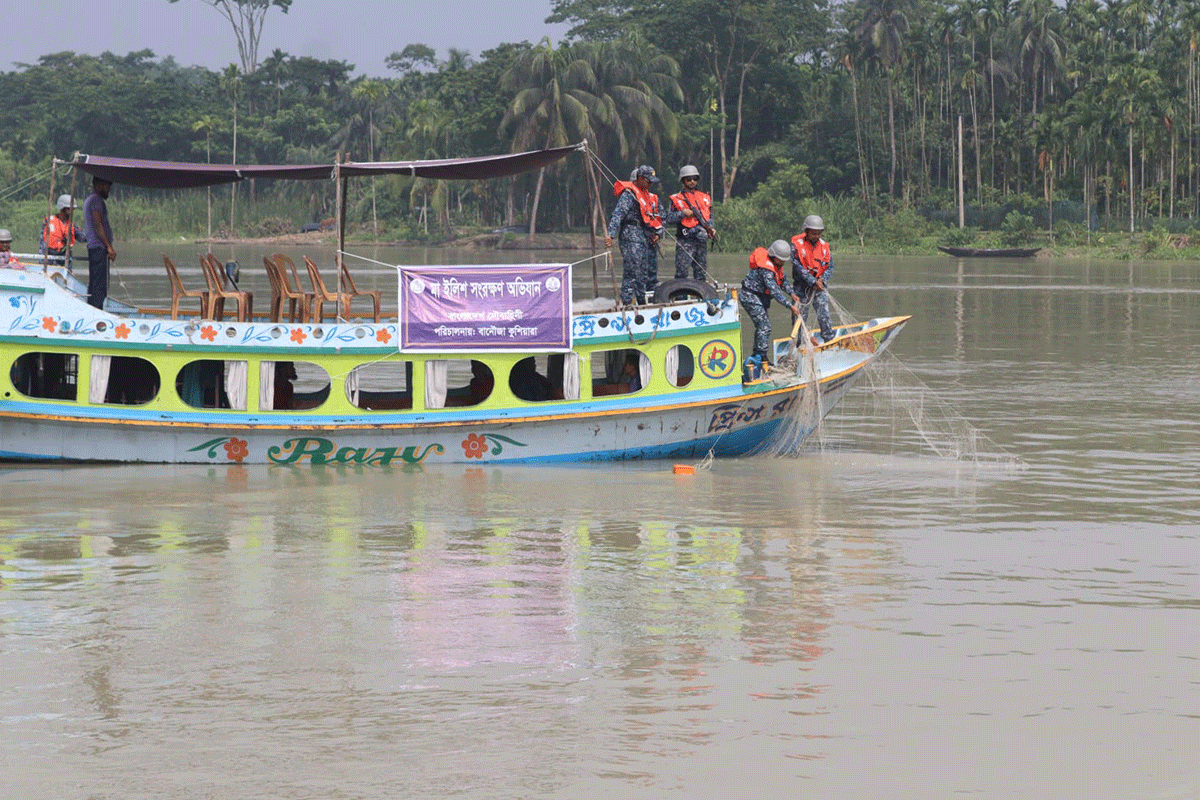 পিরোজপুরে পোড়ানো হলো ৩০ হাজার মিটার অবৈধ জাল