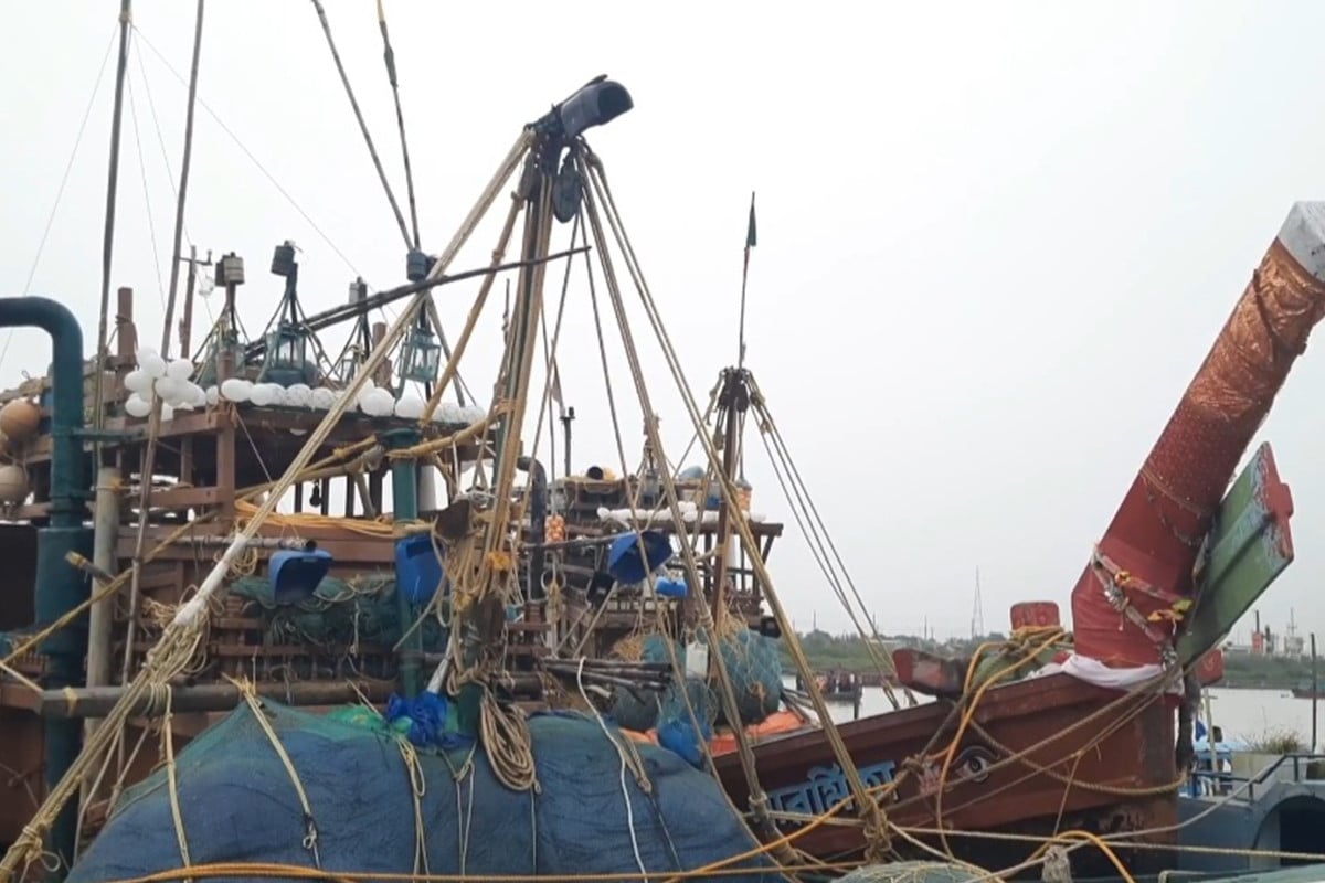 বঙ্গোপসাগরে মাছ-ট্রলারসহ ১৪ ভারতীয় জেলে আটক