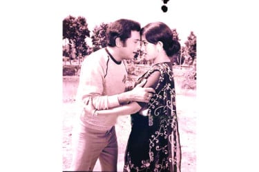 নায়িকার চোখের আয়নায় দাড়ি কাটছে নায়ক