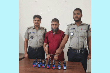 নোয়াখালীতে ক্রেতা সেজে ফেনসিডিল কারবারি গ্রেফতার