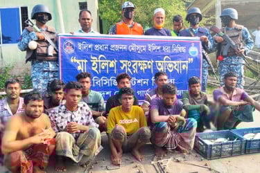 নিষিদ্ধ সময়ে ইলিশ ধরায় হিজলায় ১১ জেলের জেল-জরিমানা