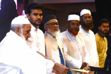 শাপলা চত্বরের হত্যাকাণ্ডে নিহত পরিবারদের মাঝে চেক বিতরণ