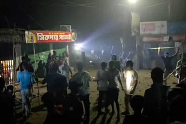 ব্রাহ্মণবাড়িয়ায় গোসল করা নিয়ে বিরোধ, রাতে টর্চ জ্বালিয়ে সংঘর্ষ