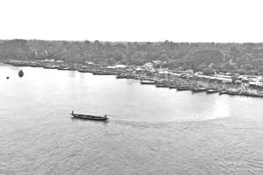 নৌকাই ভরসা লাখো মানুষের