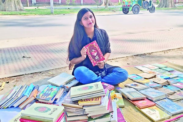 প্যারিস রোডে ভ্রাম্যমাণ বইয়ের দোকান