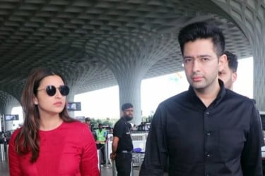 প্রথম সন্তানের অপেক্ষায় পরিণীতি-রাঘব, সন্তান জন্মাবে দিল্লিতেই