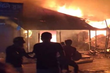 বোয়ালমারীর কাদিরদী বাজারে অগ্নিকাণ্ডে ১৭ দোকান পুড়ে ছাই