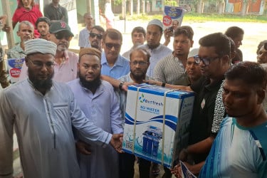 নারায়ণগঞ্জে বিভিন্ন শিক্ষাপ্রতিষ্ঠানে সুপেয় পানির ফিল্টার বিতরণ