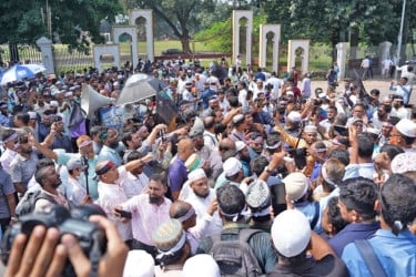 আন্দোলনকারী শিক্ষকদের আমরণ অনশন কর্মসূচি ঘোষণা