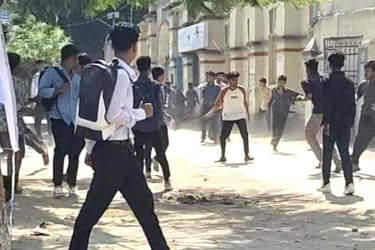 কুমিল্লা ভিক্টোরিয়া কলেজে সংঘর্ষ, আগ্নেয়াস্ত্র প্রদর্শন