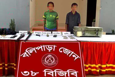 বান্দরবানে বিজিবির অভিযানে শীর্ষ অস্ত্র ব্যবসায়ী গ্রেপ্তার, অস্ত্র উদ্ধার