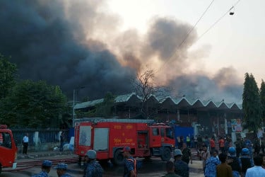 বিমানবন্দরে অগ্নিকাণ্ড: বিকল্প স্থানে পণ্য খালাস কার্যক্রমের কথা জানালো এনবিআর