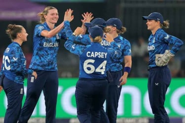 ভারতকে হারিয়ে নারী বিশ্বকাপের সেমিতে ইংল্যান্ড