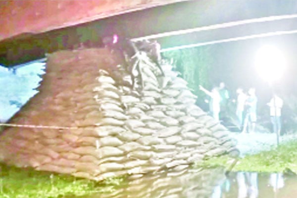 ঢাকা-বরিশাল মহাসড়কের সেতুতে ফাটল