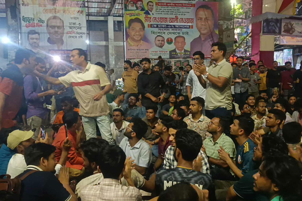 জবি ছাত্রদল নেতা হত্যার বিচার দাবিতে বিক্ষোভ মিছিল ও সড়ক অবরোধ