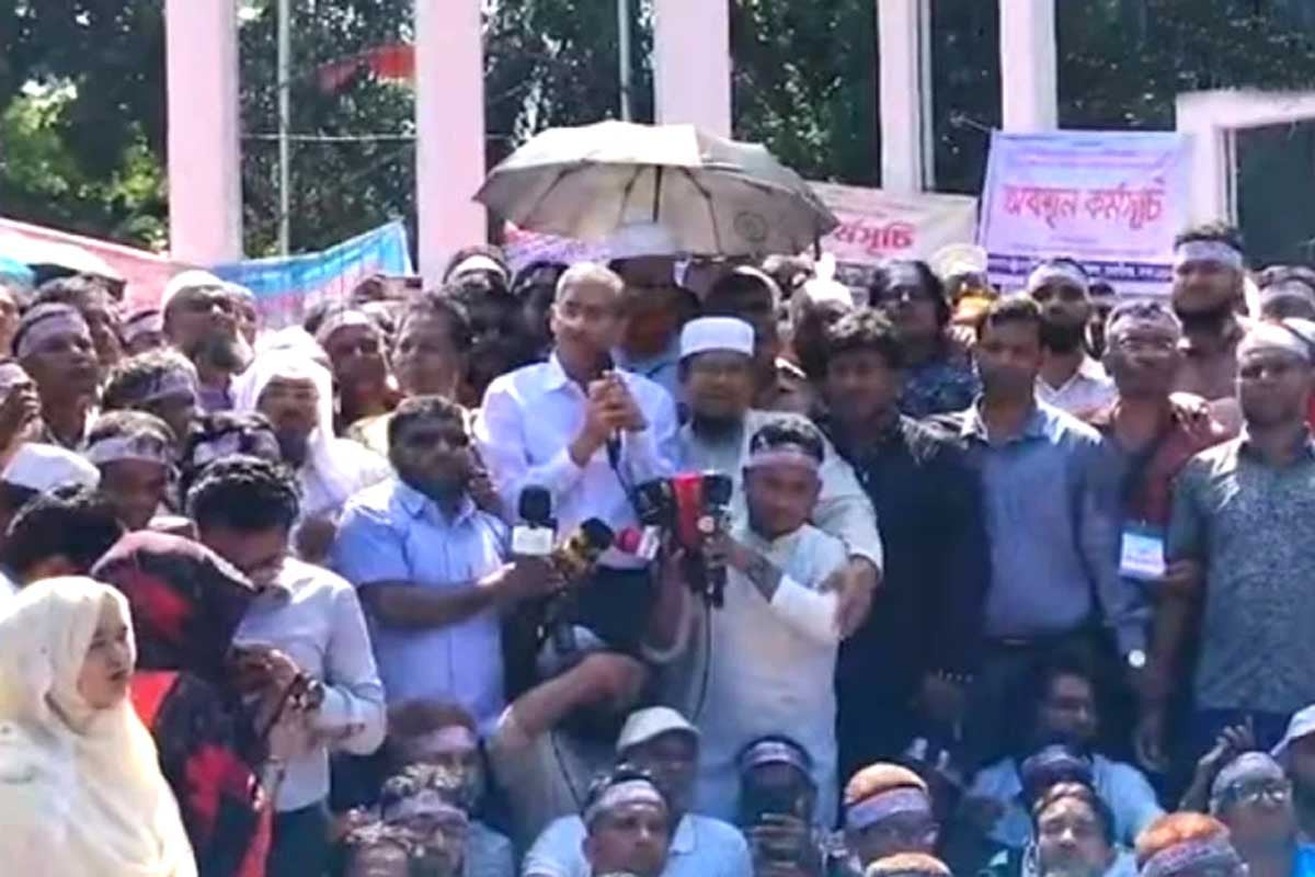 শহীদ মিনারে গিয়ে শিক্ষকদের আন্দোলনে একাত্মতা প্রকাশ বিএনপির