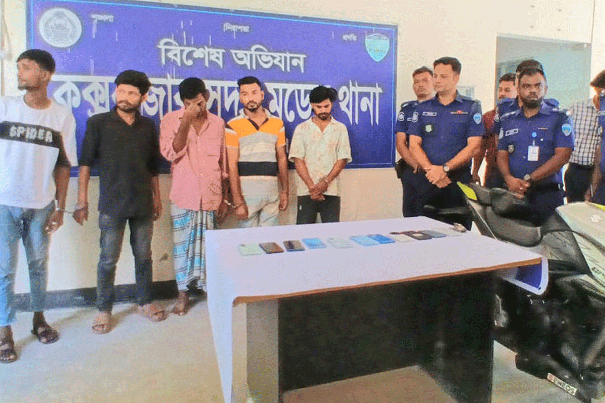পর্যটকদের টার্গেট করে ছিনতাই করেন তারা