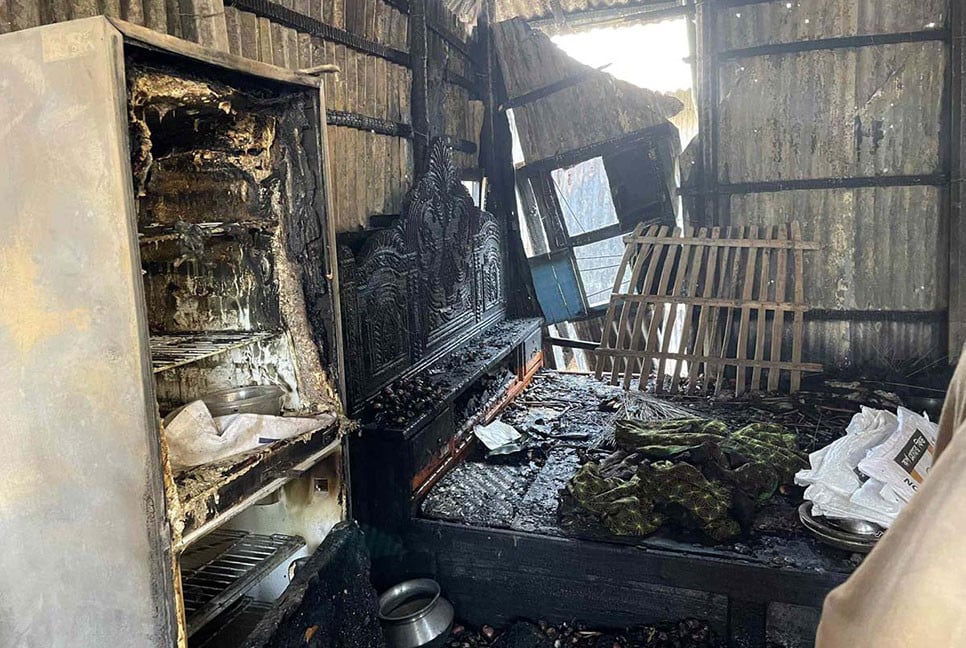 নাটোরে আগুনে বসতবাড়ি পুড়ে ছাই