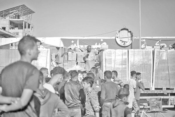 ত্রাণ নিতে শরণার্থী শিবিরে জড়ো ফিলিস্তিনিরা