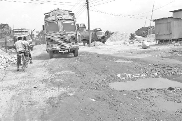 খানাখন্দে ভরা সড়ক ঘটছে দুর্ঘটনা
