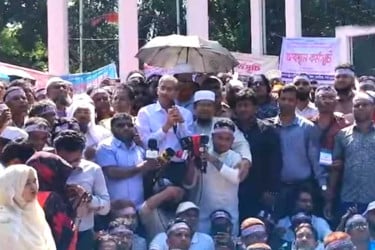 শহীদ মিনারে গিয়ে শিক্ষকদের আন্দোলনে একাত্মতা প্রকাশ বিএনপির