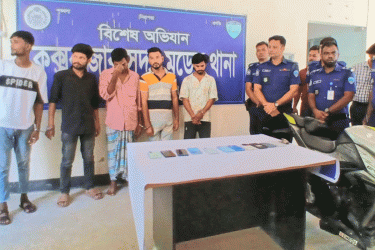 পর্যটকদের টার্গেট করে ছিনতাই করেন তারা
