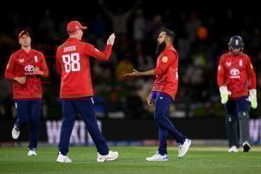 নিউজিল্যান্ডকে উড়িয়ে সিরিজে এগিয়ে ইংল্যান্ড