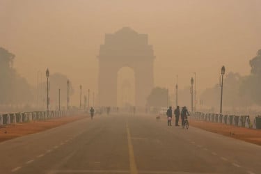 ধোঁয়াশায় ঢেকে গেছে দিল্লি, ১৬ গুণ বেশি দূষণ