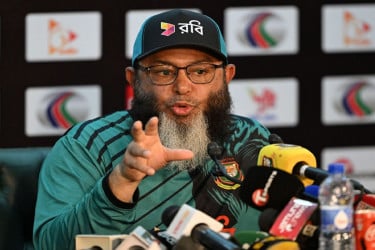 মিরপুরের পিচ নিয়ে সমালোচনা, যা বললেন মুশতাক