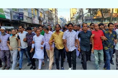 এ কে আজাদকে গ্রেফতারের দাবিতে ফরিদপুরে বিক্ষোভ মিছিল