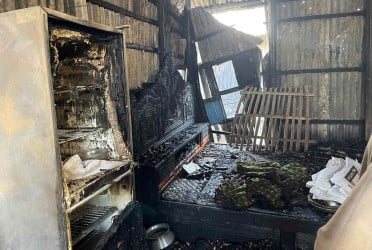 নাটোরে আগুনে বসতবাড়ি পুড়ে ছাই