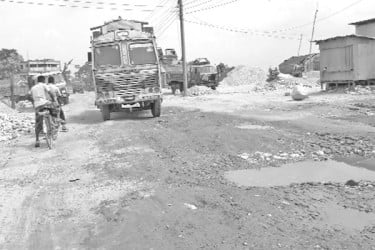 খানাখন্দে ভরা সড়ক ঘটছে দুর্ঘটনা