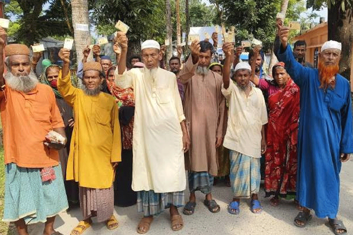 বরগুনায় সরকারি চাল পেয়ে জেলেদের বিক্ষোভ