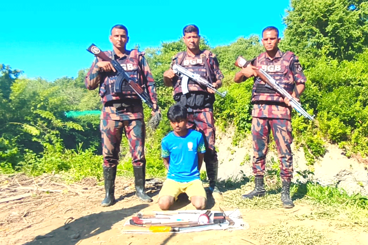কক্সবাজারে অস্ত্রসহ মানবপাচারকারী গ্রেপ্তার
