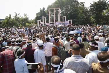 আজও শহীদ মিনারে অবস্থান কর্মসূচিতে এমপিওভুক্ত শিক্ষক-কর্মচারীরা