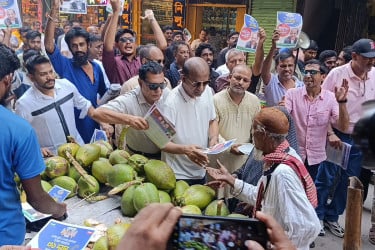 নারায়ণগঞ্জে তারেক রহমানের ৩১ দফা বাস্তবায়নে লিফলেট বিতরণ