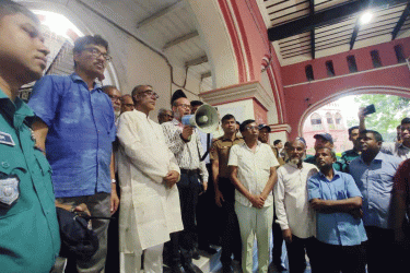 কবরস্থান-মসজিদ-মাজার বাঁচানোর দাবিতে রেল ভবন ঘেরাও