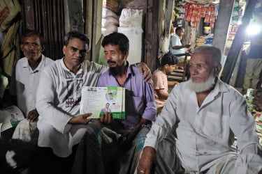 বাঁশখালীতে ৩১ দফা বাস্তবায়নে লিফলেট বিতরণ