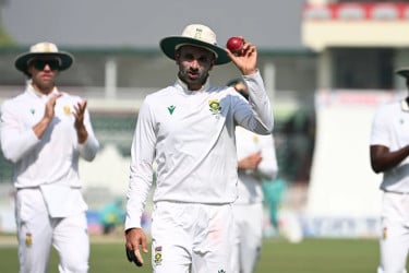 ৭ উইকেট নিয়ে রেকর্ড গড়লেন মহারাজ
