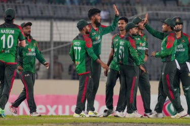 ৭ উইকেট হারিয়ে ধুকছে ওয়েস্ট ইন্ডিজ