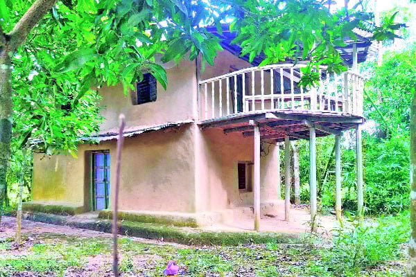 টিকে আছে ঐতিহ্যের মাটির ঘর